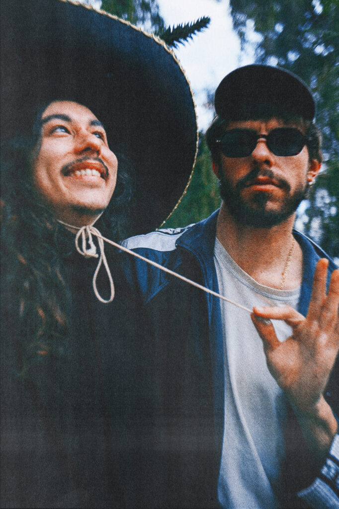The Flying Bones, le duo en portrait : chapeau à large bord et lunettes noires